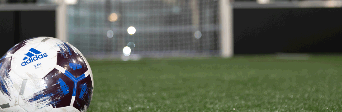 Ballon de foot sur terrain indoor synthétique