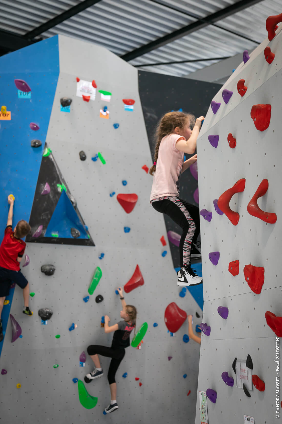 Image enfant qui grimpe sur bloc escalade salle escalade Étincelle