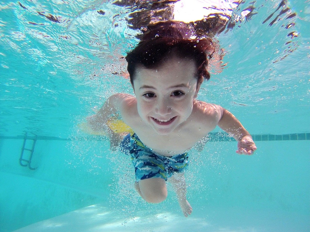 Image d'un enfant sous l'eau apprenant à nager
